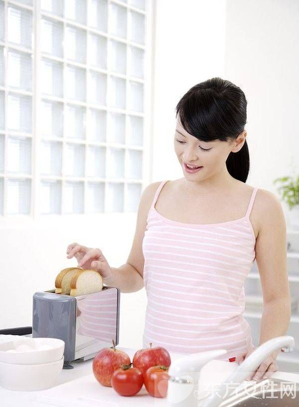 女人小便很黄怎么回事 怎么从尿的颜色看健康