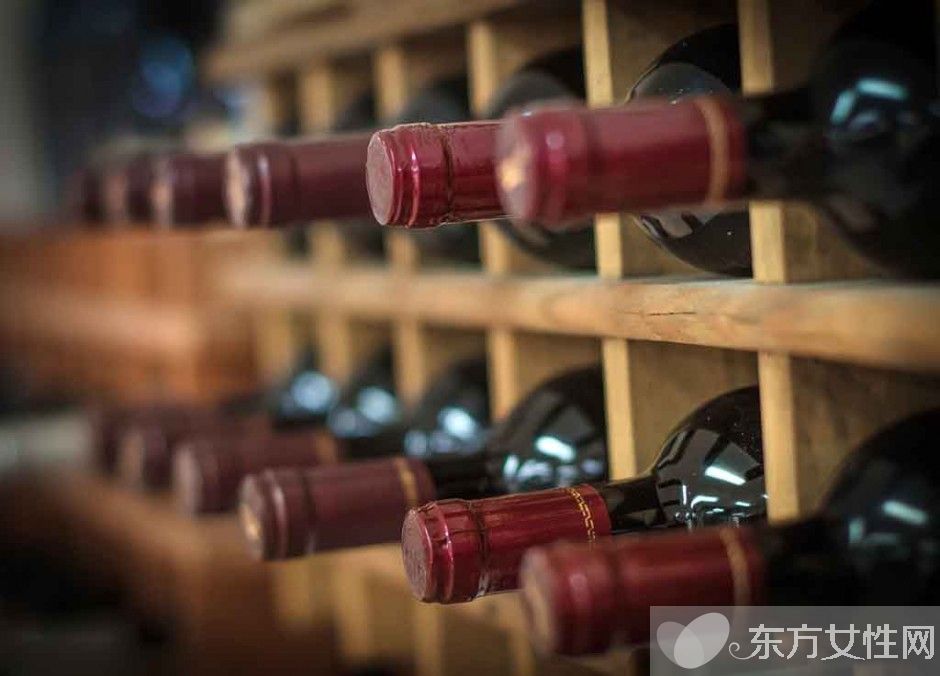 喝红酒有什么好处与坏处 女人喝红酒越喝越美哦