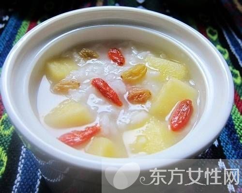 胸前长痘痘的原因有哪些　这些食疗方法很见效哦