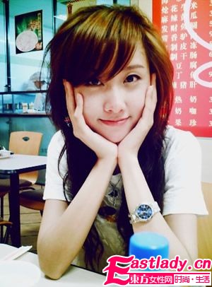 俏丽女人含泪劝诫勿当空姐