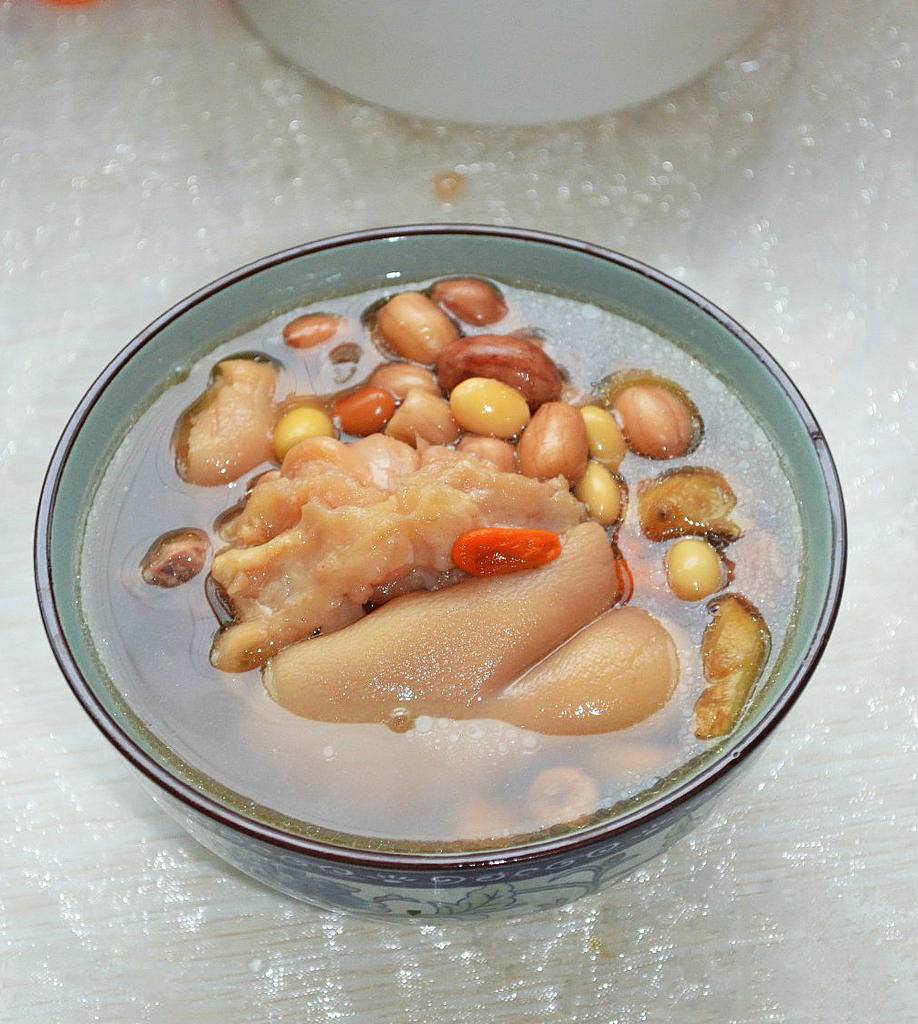 猪脚炖花生的两大家常做法及营养功效