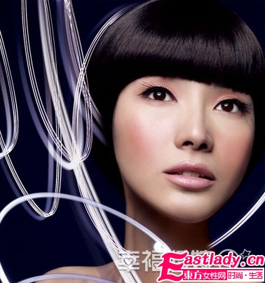 玫瑰彩妆 打造寒冷冬天里的妩媚新娘