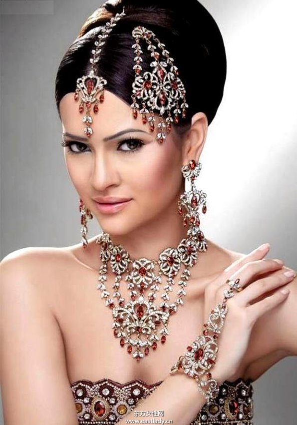 印度新娘展现奢华美艳气质