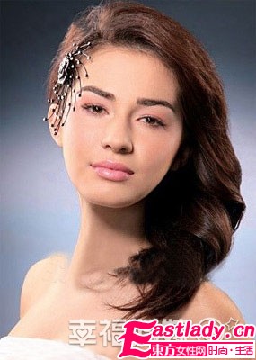 浪漫卷发演绎新娘的柔美端庄 提升婚礼亮点