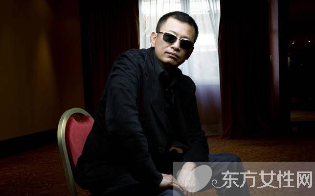 王家卫为什么总戴墨镜 说到底居然是因为一个女人