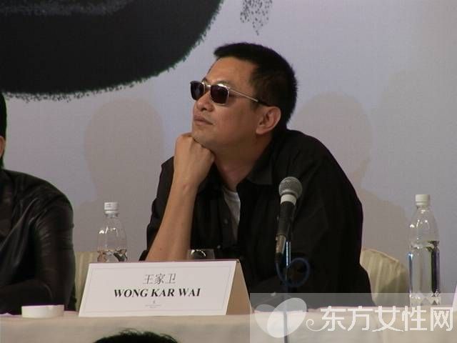 王家卫为什么总戴墨镜 说到底居然是因为一个女人