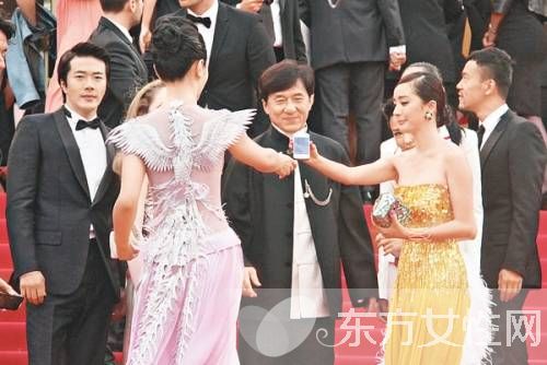 杨幂红毯被保安驱逐出丑 揭女星为何喜欢蹭红毯