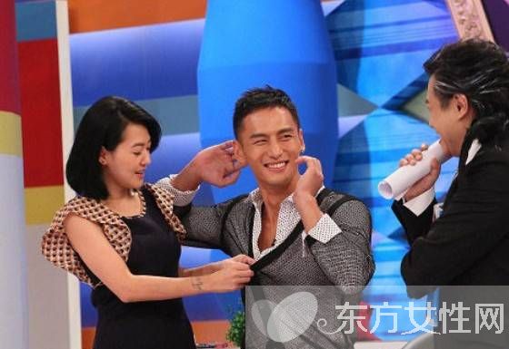 顾又铭抓男星手摸自己肌肉 被说是京城四大男鸭子