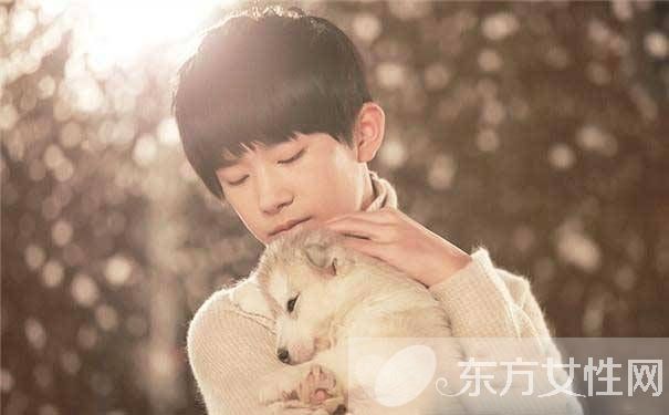 易烊千玺真实家庭背景 tfboys年收入居然这么高