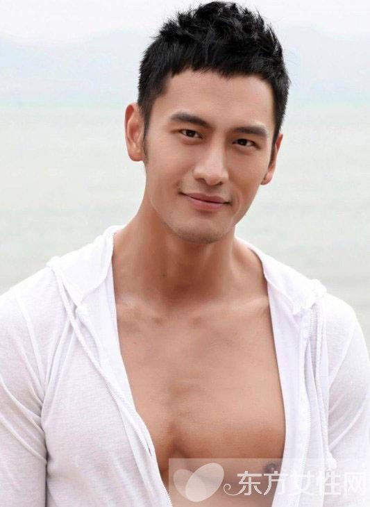 顾又铭抓男星手摸自己肌肉 被说是京城四大男鸭子