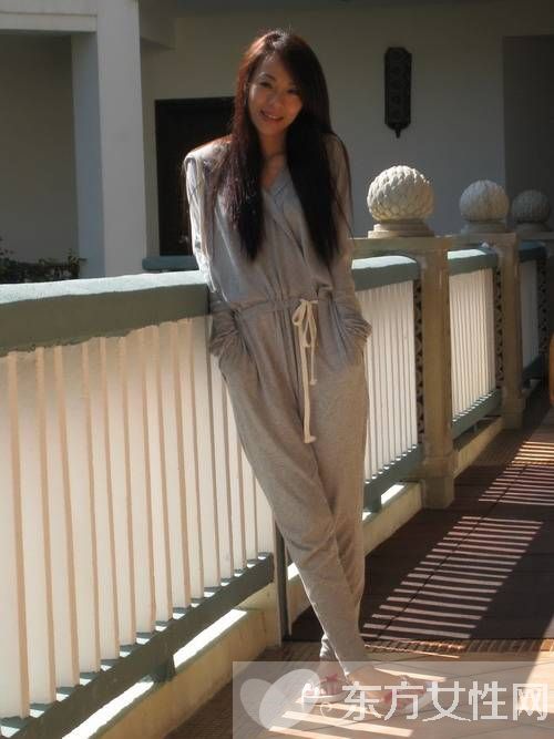 揭保剑锋老婆何珈好家庭背景 两人结婚照曝光网友称好丑