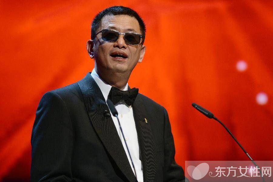 王家卫为什么总戴墨镜 说到底居然是因为一个女人