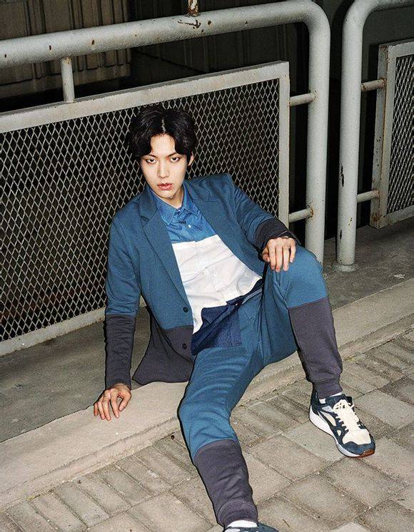 安宰贤郑秀晶情侣画报曝光 揭安宰贤郑秀晶关系