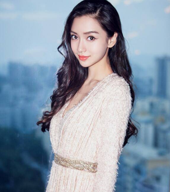 AngelaBaby杨颖父母家庭背景揭秘 整容前后照对比惊人