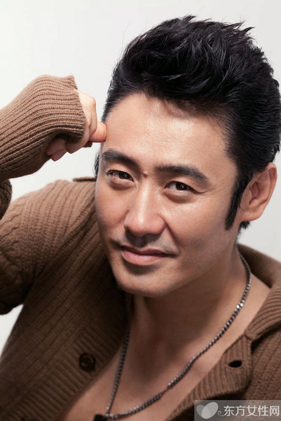 吴秀波妻子尚洁现身机场 两个儿子近照曝光