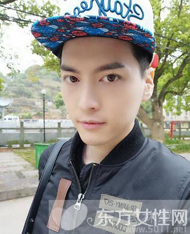 coser小小白颜素颜照曝光 帅到窒息的节奏有木有