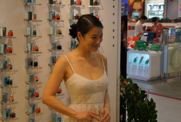 张瑞竹老公是谁 不穿内衣凸点照惹洪金宝尖叫