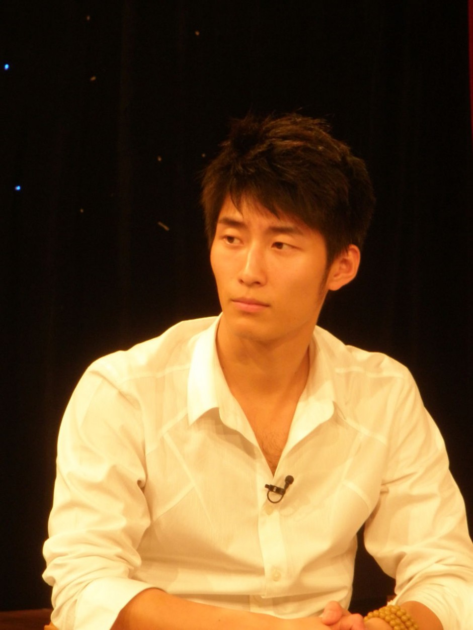 窦骁胸毛尴尬全露 揭窦骁周冬雨之间的暧昧故事