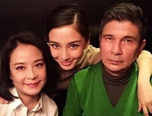 AngelaBaby杨颖父母家庭背景揭秘 整容前后照对比惊人