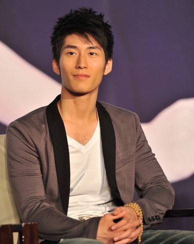 窦骁胸毛尴尬全露 揭窦骁周冬雨之间的暧昧故事