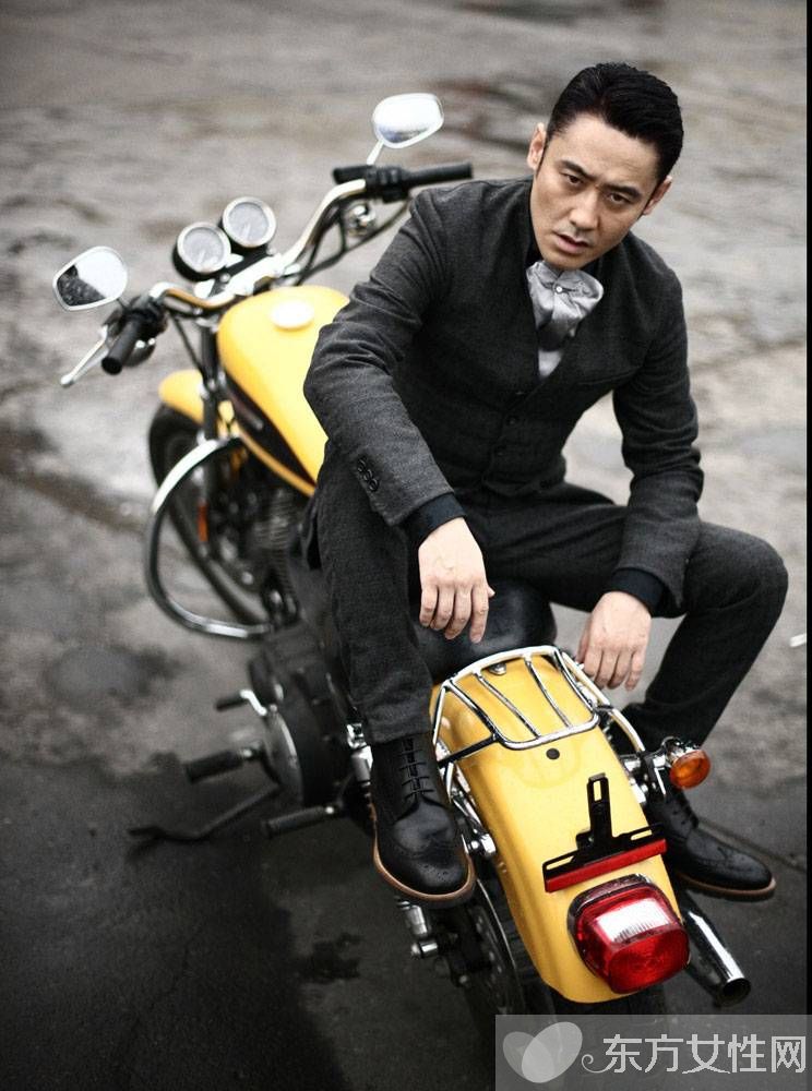 吴秀波妻子尚洁现身机场 两个儿子近照曝光