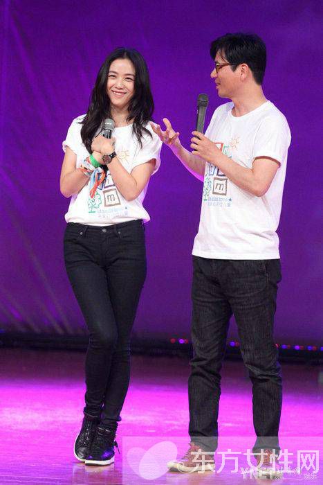 汤唯挺孕肚回母校照片 亲自烹饪东坡肉看望恩师