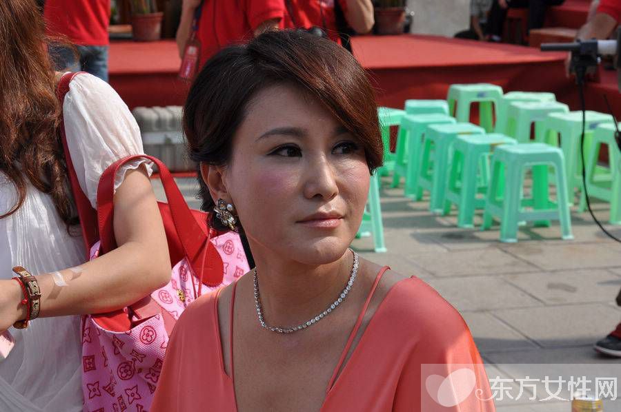 徐庆东追悼会王茜痛哭 徐庆东走了王茜撑起半边天