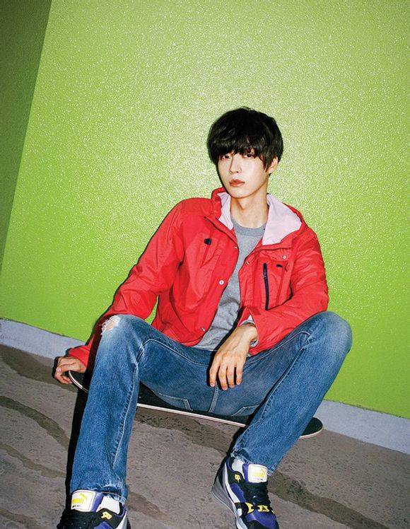 安宰贤郑秀晶情侣画报曝光 揭安宰贤郑秀晶关系