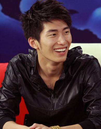 窦骁胸毛尴尬全露 揭窦骁周冬雨之间的暧昧故事