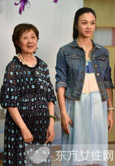 汤唯挺孕肚回母校照片 亲自烹饪东坡肉看望恩师