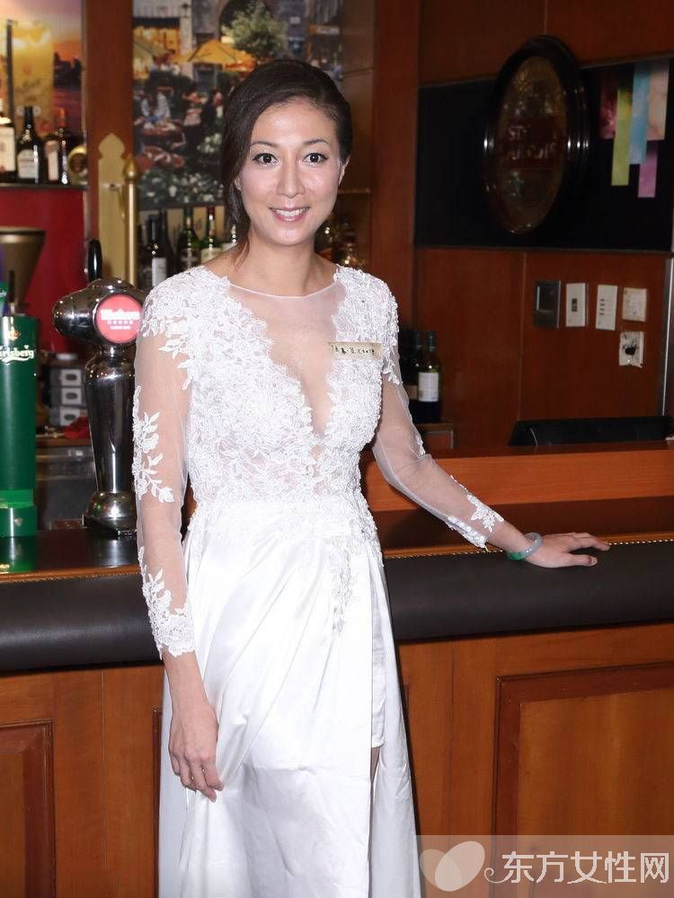 吴绮莉年轻照个人资料 成龙为什么不承认小龙女