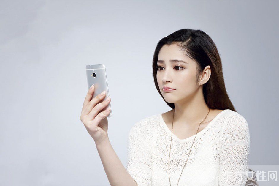 李心艾不雅照曝光微博遭扒 整容前后照网友称不认识了