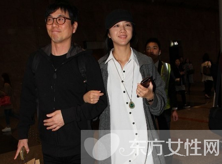 汤唯挺孕肚回母校照片 亲自烹饪东坡肉看望恩师