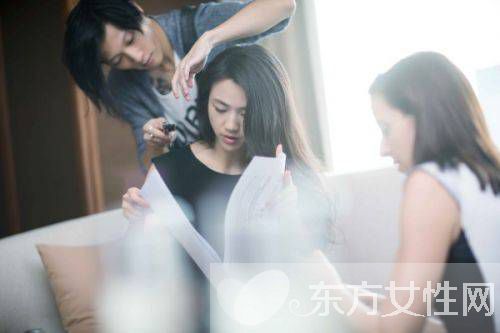 汤唯挺孕肚回母校照片 亲自烹饪东坡肉看望恩师