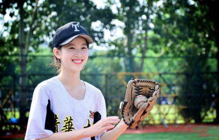 章泽天爸爸章丽厚背景资料 揭章泽天历任前男友资料