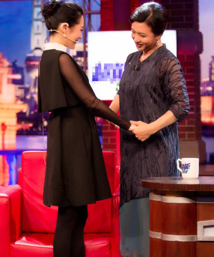 梨涡女神许晴结婚了吗 许晴微博晒床照遭网友调侃没穿上衣