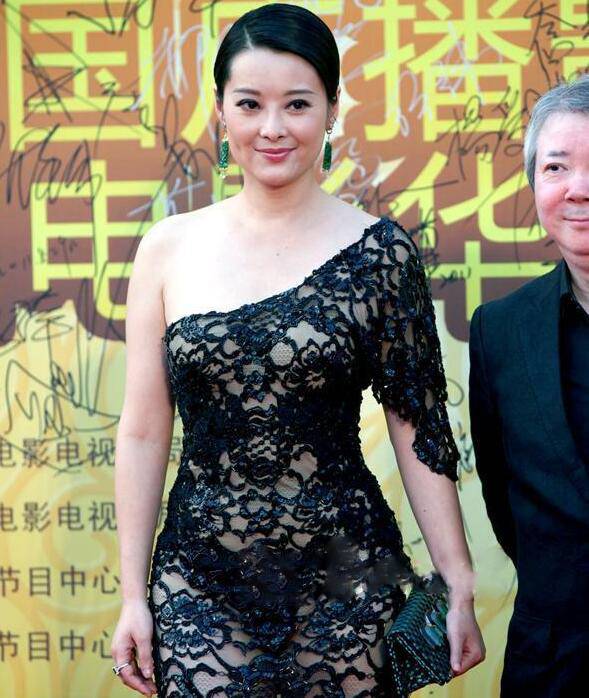 袁立透视装臀部丰满 网友叹其 作风太大胆