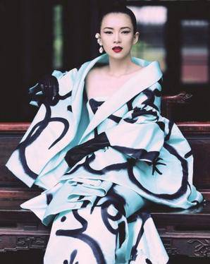 章子怡简历曝光 章子怡赤脚插花被赞贤惠