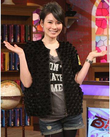 殷悦老公吴育奇资料曝光 新书宣传丈夫女儿齐亮相