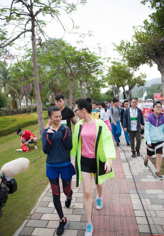 梨涡女神许晴结婚了吗 许晴微博晒床照遭网友调侃没穿上衣