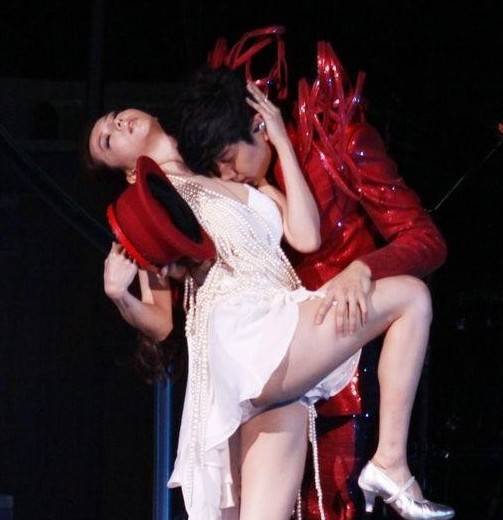 杨童舒臀部遭男粉丝强摸照片 杨童舒个人资料曝光