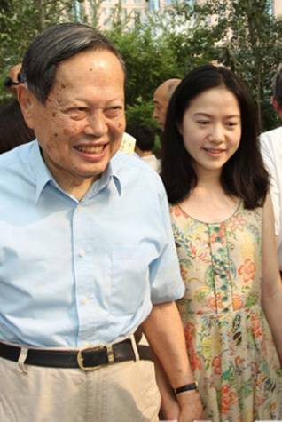 述杨振宁与前妻杜致礼师生之恋 杨振宁和翁帆相差54岁勇敢结婚