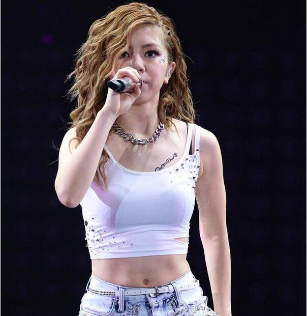 张杰邓紫棋暧昧激怒谢娜 曝邓紫棋张杰勾肩搭背照片