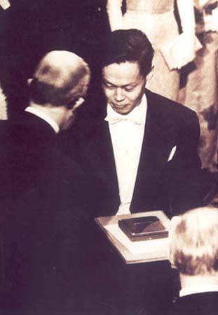 述杨振宁与前妻杜致礼师生之恋 杨振宁和翁帆相差54岁勇敢结婚