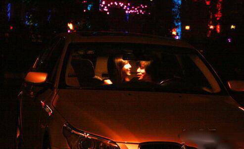 卢庚戌娇妻张辛怡性感写真 隐婚四年玩车震当众激吻