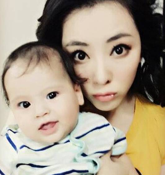 央视主持人李思思的丈夫是谁 李思思挺孕肚回央视