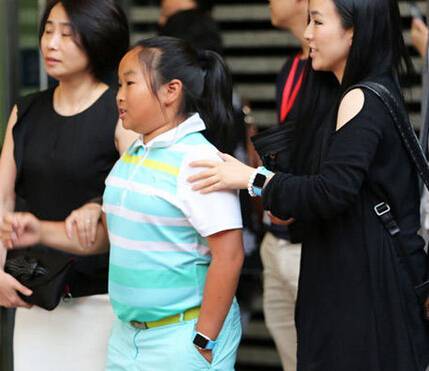 周立波女儿照片首次曝光 周立波老婆胡洁自称不是富婆