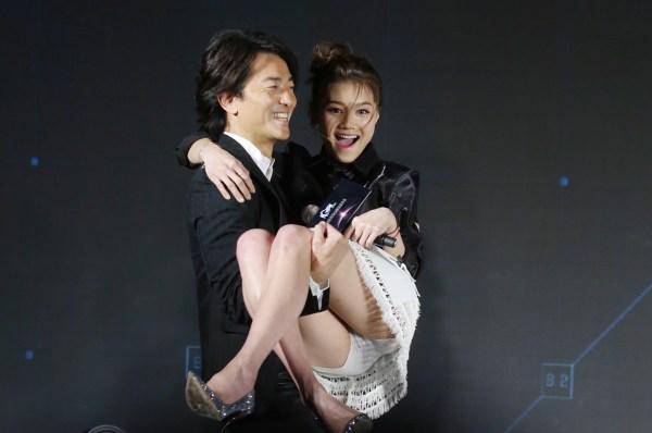 周秀娜真空上阵秀八字奶 张智霖称期待与周秀娜拍爱情动作片