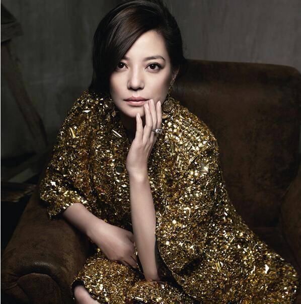 赵薇黄有龙婚纱照曝光 揭黄有龙个人资料家庭背景