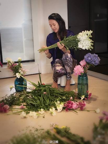 章子怡简历曝光 章子怡赤脚插花被赞贤惠